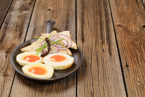 ovos fritos e pão
 - Foto, Imagem