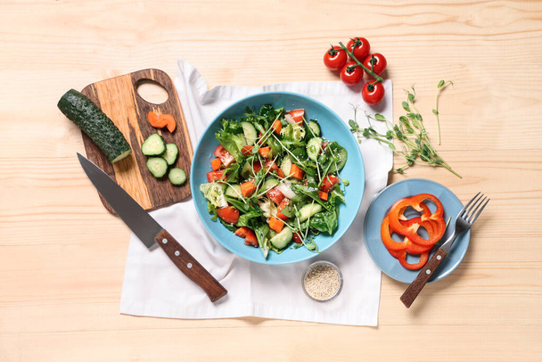 Ensalada de verduras frescas con tomate y pepino sobre fondo de madera - Foto, Imagen
