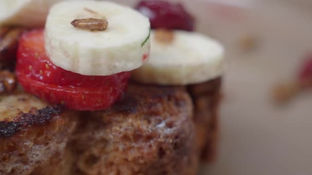 Torrada francesa com banana, morango, cranberry e sementes oferece uma deliciosa mistura de sabores e texturas - Filmagem, Vídeo