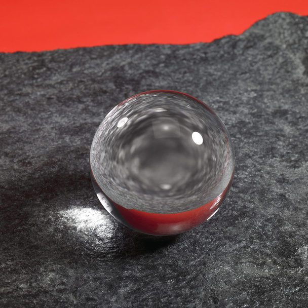 kryształowej kuli na powierzchni kamienia - Zdjęcie, obraz