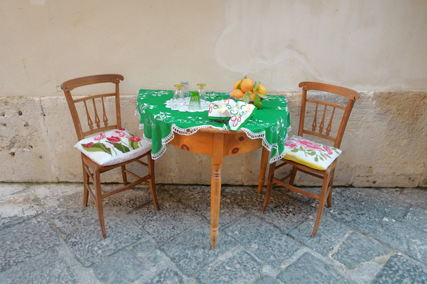 Configuração de mesa em Ortigia Cidade Velha de Siracusa, Sicília
 - Foto, Imagem