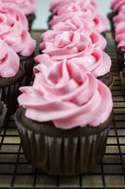Schokolade Cupcakes mit rosa Zuckerguss - Foto, Bild