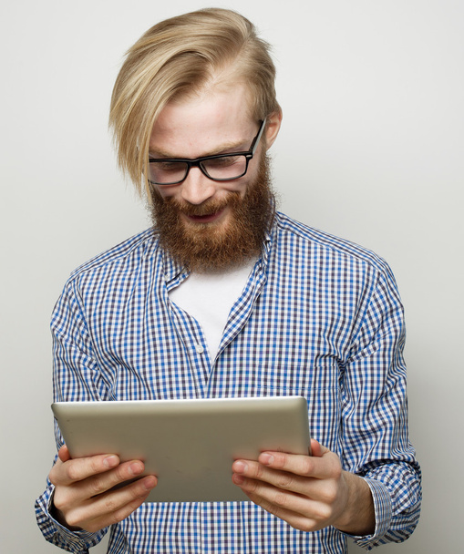 young man  using a tablet computer - Fotoğraf, Görsel