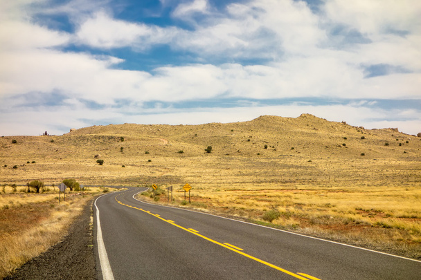 米国アリゾナ州ウィンズローのクレータへの道 - 写真・画像