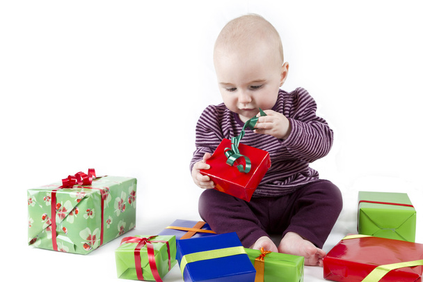 dziecko rozpakowywania prezentów - Zdjęcie, obraz