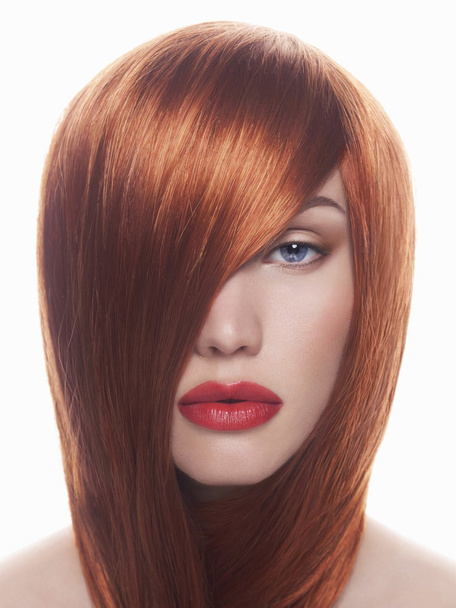 vörös hajú fiatal nő, vörös ajkak - Fotó, kép