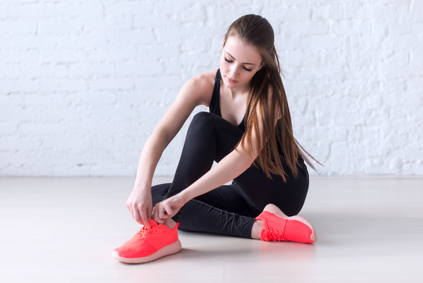 sportlich aktives Mädchen Schnürung Trainer Sportschuhe Schnürsenkel binden - Foto, Bild