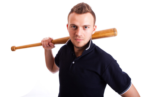 Злой мужчина держит бейсбольную биту изолированной на белом
.  - Фото, изображение