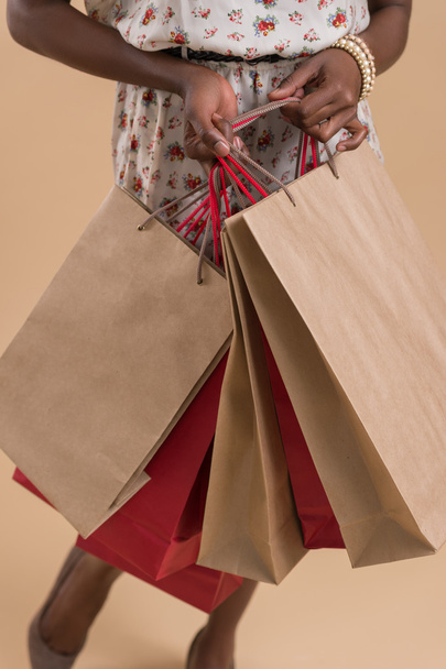 Afrikalı kadınla alışveriş torbaları - Fotoğraf, Görsel