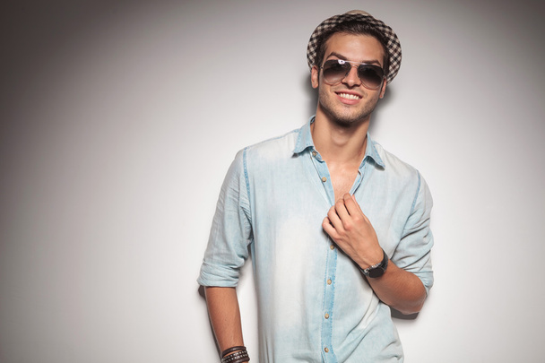 Usmívající se muž móda pro mladé, kterým límec - Fotografie, Obrázek
