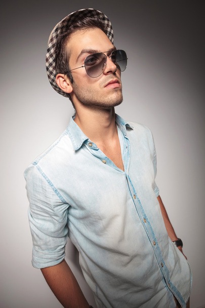 young casual fashion man wearing sunglasses - Foto, afbeelding