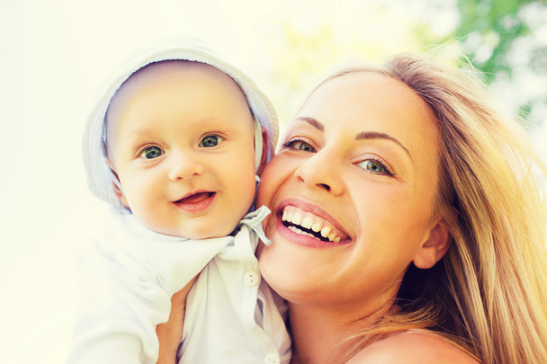 a kis baba kint boldog anya - Fotó, kép