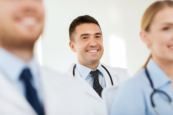 ευτυχισμένος γιατρό πάνω από την ομάδα των γιατρών στο νοσοκομείο - Φωτογραφία, εικόνα