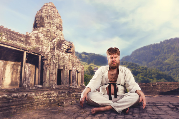 karatê lutador meditando
 - Foto, Imagem