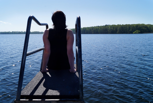 nuori nainen istuu meditointi ja nauttia Näkymät
 - Valokuva, kuva