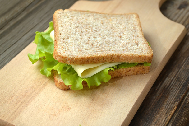 Sándwich vegetariano grande con ensalada de queso y lechuga
 - Foto, imagen
