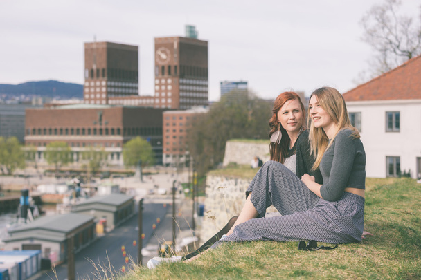 Δύο κορίτσια όμορφα σκανδιναβικές απολαμβάνοντας τον ελεύθερο χρόνο στο Όσλο - Φωτογραφία, εικόνα