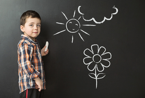 Little boy drawing on the chalkboard - Foto, Imagem