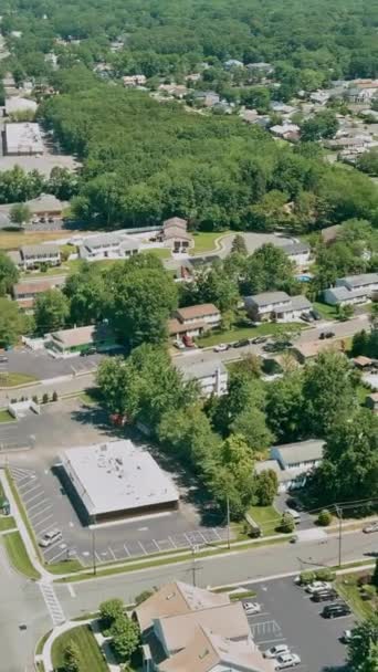 Vorort von New Jersey besteht aus verschiedenen Häusern, die zwischen Waldgebieten liegen - Filmmaterial, Video