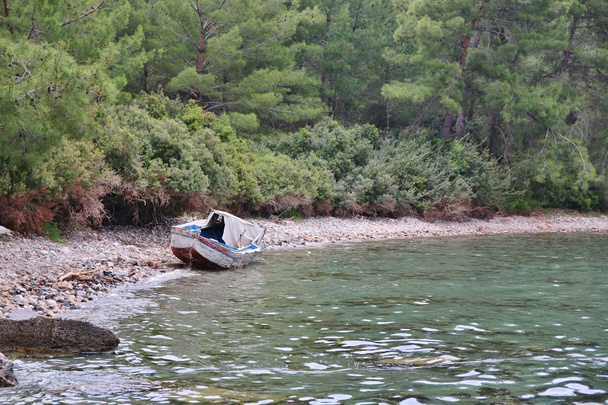 старий човен на пляжі
 - Фото, зображення
