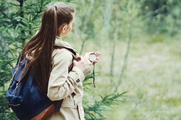 jonge vrouw ontdekken natuur in het bos met kompas in han - Foto, afbeelding