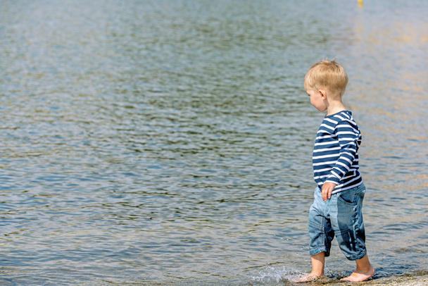 Little preschool boy walking on beach - Zdjęcie, obraz