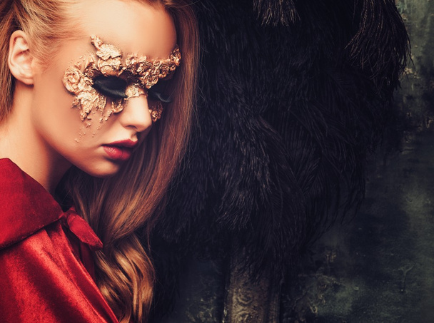 Donna con maschera di carnevale creativo sul suo viso
  - Foto, immagini