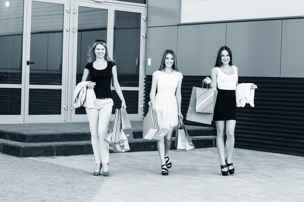 Young women after shopping - Foto, afbeelding