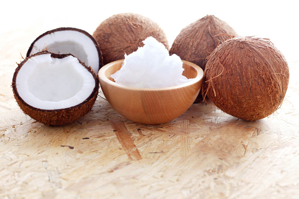 Kokosolie met kokosnoten - Foto, afbeelding
