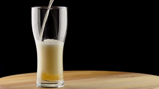 Μπύρα χύνεται σε ένα ψηλό ποτήρι - Πλάνα, βίντεο