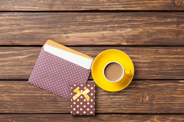Fincan kahve ve hediye kutusu zarfı - Fotoğraf, Görsel