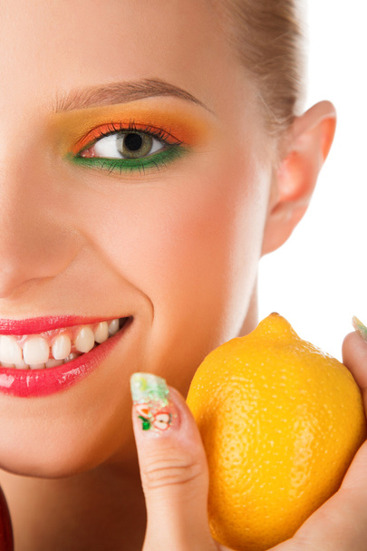 vrouw bedrijf citroen - Foto, afbeelding