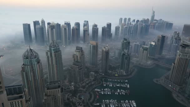 Tiempo lapso vista aérea rascacielos niebla tiempo Dubai Marina por la mañana
 - Metraje, vídeo