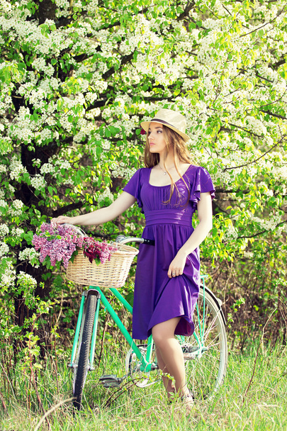 Beautiful girl in a hat on a vintage bike - Foto, Bild
