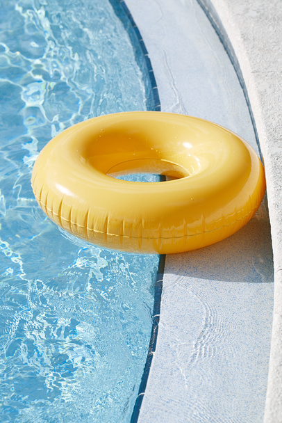 Drijvend ring op blauw water swimpool - Foto, afbeelding