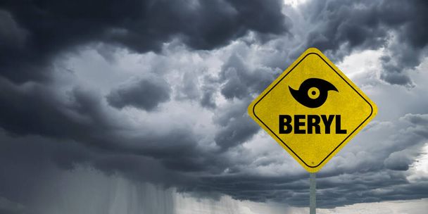 Banner uragano Beryl con sfondo nuvole di tempesta. Allarme uragano. - Foto, immagini