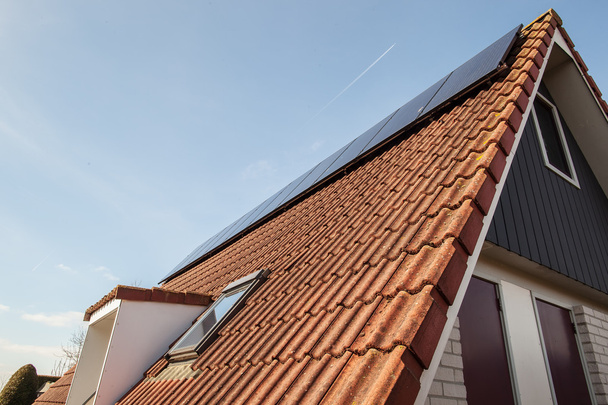 Будинок з чистою енергією, сонячні панелі встановлені на даху
 - Фото, зображення