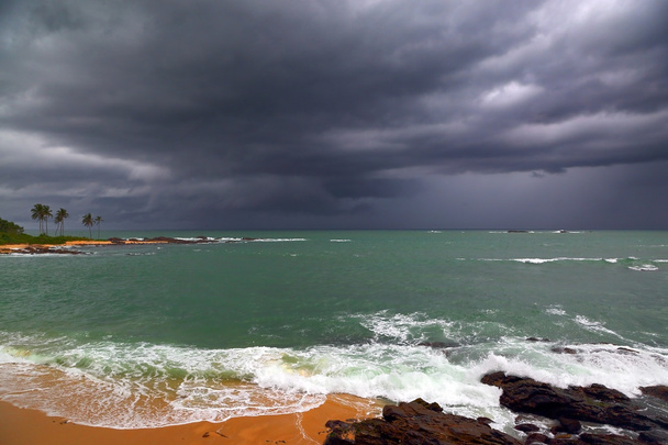 mer paysage orageux sur la côte rocheuse
 - Photo, image