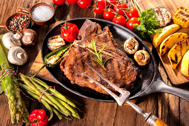marha steak, grillezett zöldségekkel - Fotó, kép