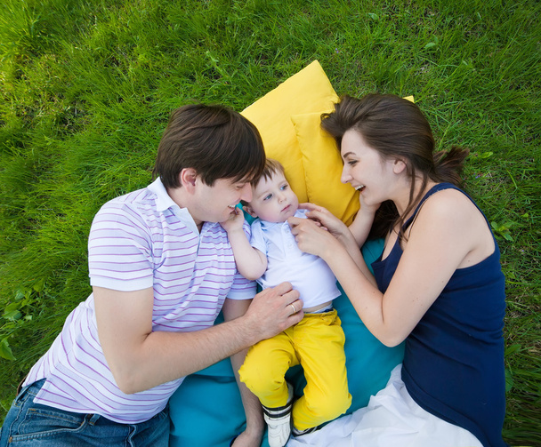 ευτυχισμένη οικογένεια σε μια κουβέρτα στον κήπο - Φωτογραφία, εικόνα