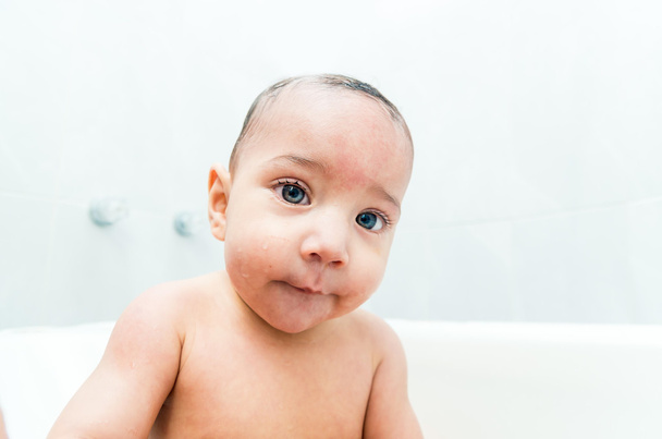 Cute baby boy in the bathtub - Fotó, kép