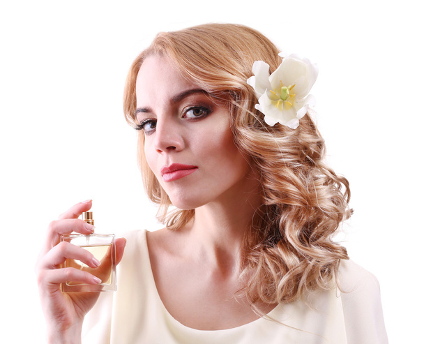 Mooie jonge vrouw met parfumfles op witte isoleren - Foto, afbeelding