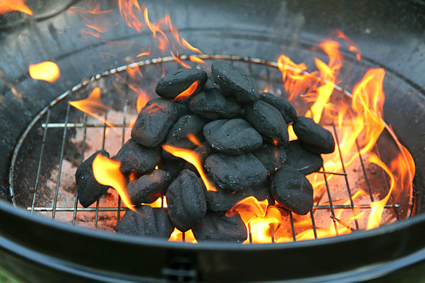 Parrilla de carbón con llamas en el carbón
 - Foto, Imagen