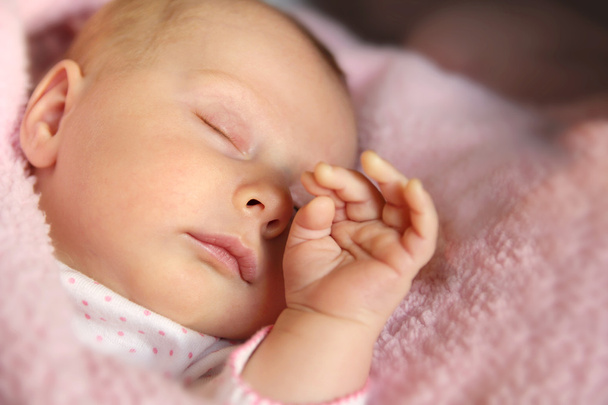 新生児の女の子の睡眠 - 写真・画像