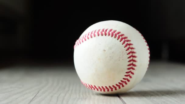 Baseball piłkę rotacji na podłogi drewniane - Materiał filmowy, wideo