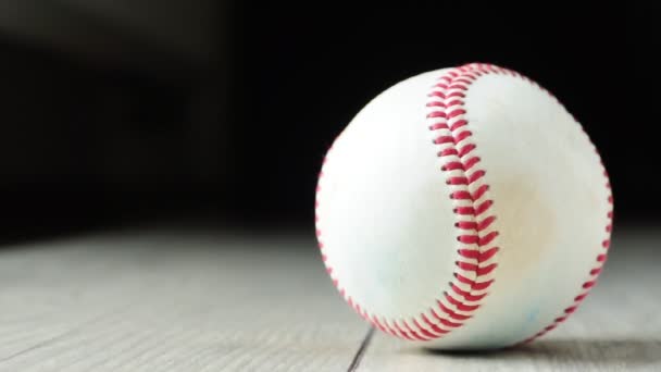 Baseball piłkę rotacji na podłogi drewniane - Materiał filmowy, wideo