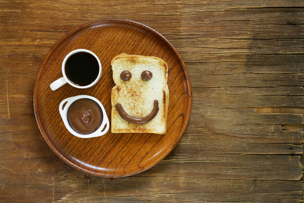 Petit déjeuner servi drôle visage sur l'assiette (pain grillé, tartinade au chocolat et café
) - Photo, image