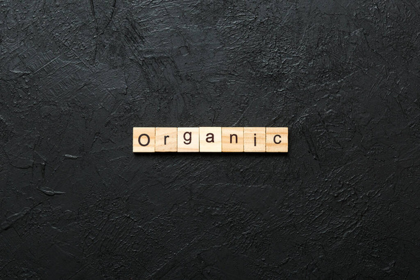 organic word written on wood block. organic text on table, concept. - Fotoğraf, Görsel