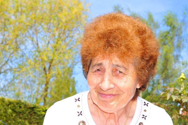 Boldog nyugdíjas idősebb nő - Fotó, kép