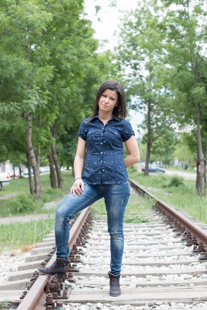 młoda kobieta na linii kolejowej - Zdjęcie, obraz